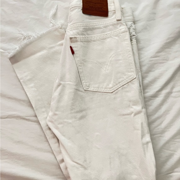 Levi’s Wedgie Straight Jeans, distressed white (Color: Cloud Bank). Size 23 - Picture 4 of 12